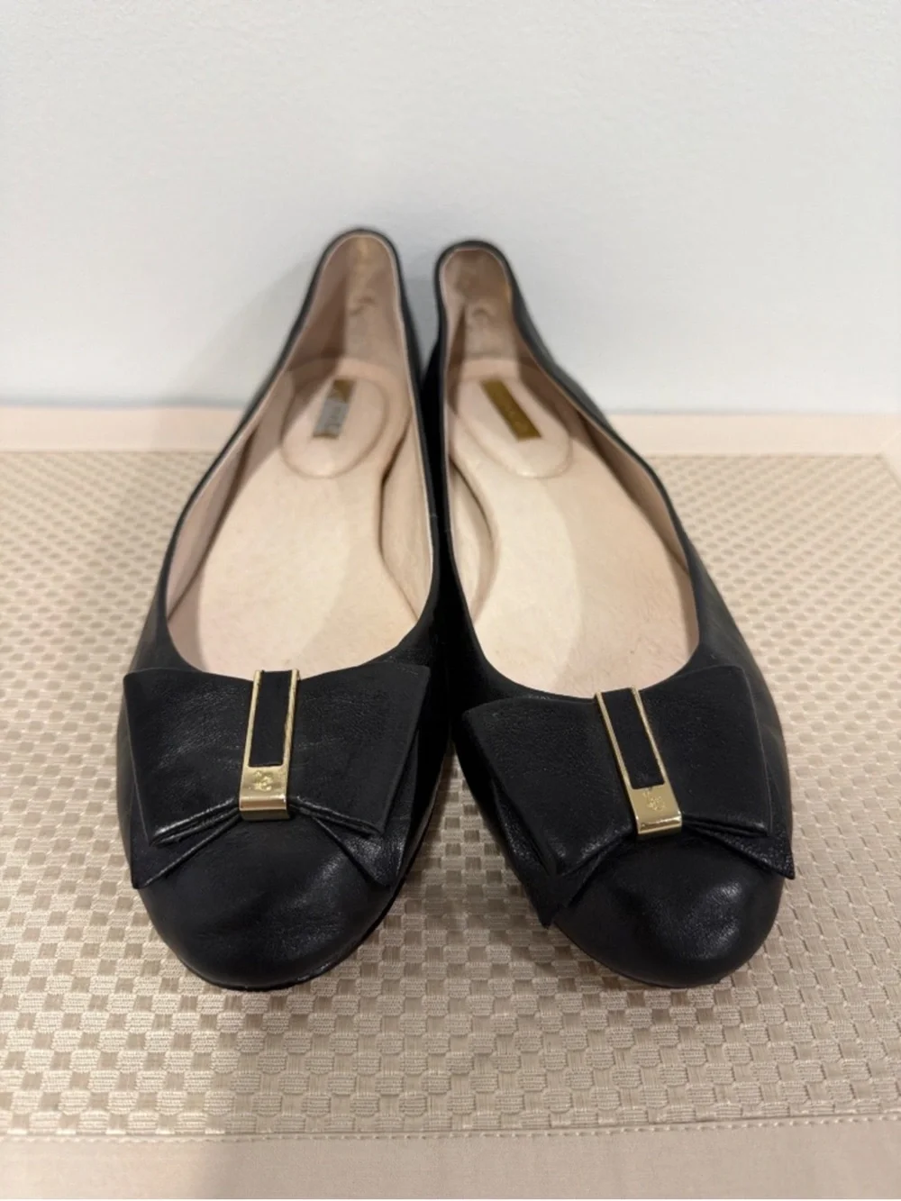 Louise et Cie 9.5 LO-FABLE Black Leather Gold Tone Raised Heel Bow Flats